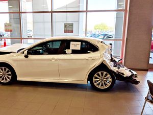 Diler Toyota Ini Sengaja Pajang Mobil Bekas Tabrakan