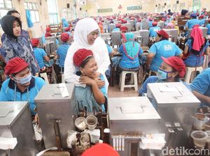 Kunjungi Pabrik Rokok, Khofifah Ajak Pekerja Stretching