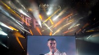 Puluhan ribu fans di stadion berteriak meminta Ronaldo untuk terus tinggal di Madrid. (Foto: Denis Doyle/Getty Images)