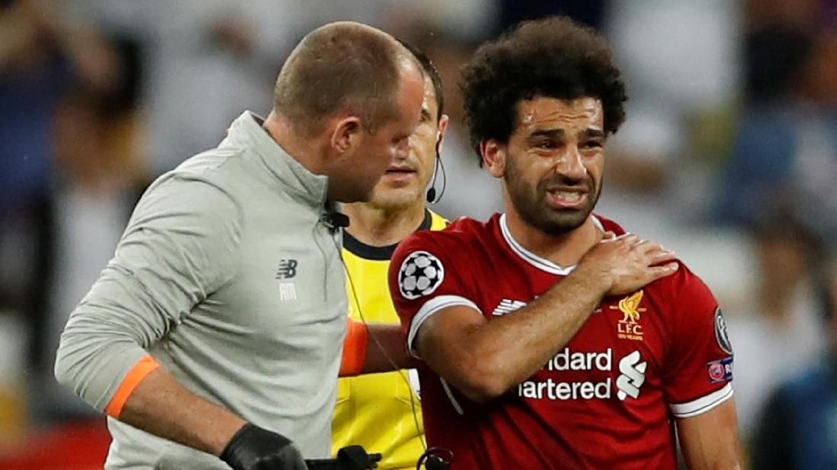Mohamed Salah mengalami cedera bahu di final Liga Champions (Foto: Andrew Boyers/Reuters)