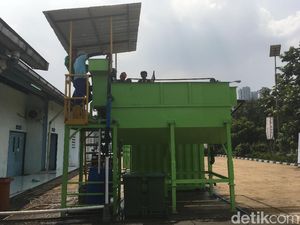 Sandi akan Pakai Alat Pengolah Tinja Bersihkan Kali Item Kemayoran Sandi akan Pakai Alat Pengolah Tinja Bersihkan Kali Item Kemayoran