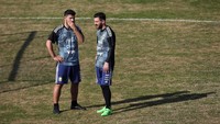 Messi tampak sedang bercakap-cakap dengan Sergio Aguero, sahabat sekaligus partnernya di lini serang. Foto: Agustin Marcarian/Reuters