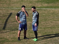 Messi tampak sedang bercakap-cakap dengan Sergio Aguero, sahabat sekaligus partnernya di lini serang. Foto: Agustin Marcarian/Reuters