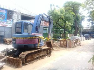 Garis Polisi Masih Terpasang di Lubang yang Bikin Mobil Nyungsep Garis Polisi Masih Terpasang di Lubang yang Bikin Mobil Nyungsep