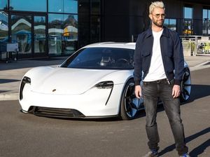 Adam Levine Jajal Mobil Listrik Pertama Porsche