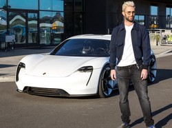 Adam Levine Jajal Mobil Listrik Pertama Porsche