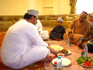 Makan Bersama Sambil Melantai ala Oman Makan Bersama Sambil Melantai ala Oman
