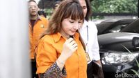 Roro Fitria tampak Lemas saat Menuju Kejaksaan