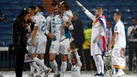 Ini adalah foto bahagia mereka berlima saat merayakan pesta juara Liga Champions Real Madrid di Santiago Bernabeu kemarin. Apakah Emma masih tinggal di Spanyol musim depan? Kita tunggu saja kelanjutan rumor masa depan Bale. (Javier Barbancho/Reuters)