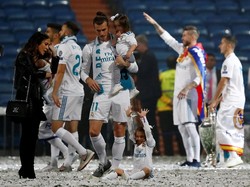 Ini adalah foto bahagia mereka berlima saat merayakan pesta juara Liga Champions Real Madrid di Santiago Bernabeu kemarin. Apakah Emma masih tinggal di Spanyol musim depan? Kita tunggu saja kelanjutan rumor masa depan Bale. (Javier Barbancho/Reuters)