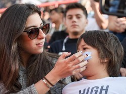 Tak cuma orang dewasa, anak-anak dan wanita juga antusias menonton langsung latihan Messi dan kawan-kawan. Foto: Marcelo Endelli/Getty Images