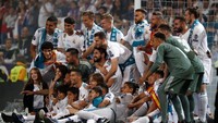 Para pemain Real Madrid yang sudah berganti pakaian dengan kostum tim berfoto bersama. (Foto: Javier Barbancho/Reuters)