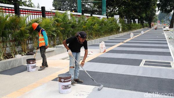 Cantiknya Trotoar di Senayan Mulai Terlihat