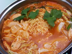 Menu Ke-16 : Pedas Enak Olahan Mie dari Korea dan Thailand Penambah Selera Makan
