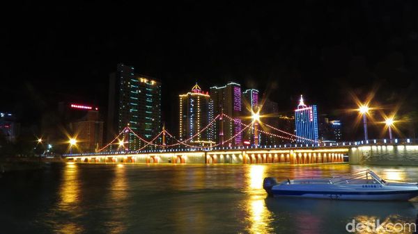 Foto: Pesona Kota di Tengah Gurun Jalur Sutra China Saat Malam