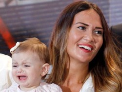 Ini adalah salah satu foto Emma sedang membawa putri pertama Alba Violet Bale. (Istimewa)