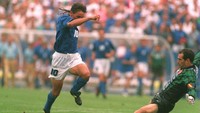 Roberto Baggio. Fans sepakbola, khususnya Italia, pasti kenal benar dengan sosok kuncir kuda yang juga maestro Gli Azzurri pada masa jayanya ini. Begini aksi Baggio di Piala Dunia 1994. (Foto: Simon Bruty/ALLSPORT)