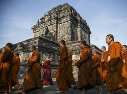 Tradisi Waisak di Jawa Timur, Memandikan Patung Buddha hingga Pindapata