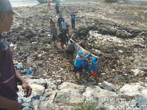 Perahu Terbalik Dihempas Ombak, Satu Nelayan di Jember Tewas Perahu Terbalik Dihempas Ombak, Satu Nelayan di Jember Tewas