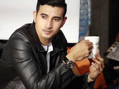 Hobi Makan Salad dan Roti, Ini Pose Ali Syakieb Ketika Makan Bersama Pacar