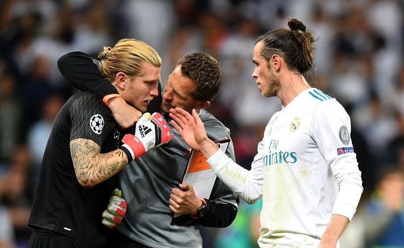 KIEV, UKRAINE - MAY 26: Gareth Bale of Real Madrid speaks with Loris Karius of Liverpool after the UEFA Champions League Final between Real Madrid and Liverpool at NSC Olimpiyskiy Stadium on May 26, 2018 in Kiev, Ukraine.  (Photo by Michael Regan/Getty Images)