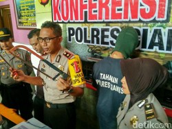 Nelayan Curi Besi Kapal Viking yang Ditenggelamkan Menteri Susi