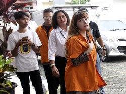 Kisah Pilu Roro Fitria: Tersandung Narkoba, Kemalingan, dan Kini Ibunda Meninggal