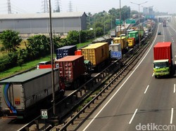 Duh! Masih Ada Truk dan Bus Nakal Ambil Jalur Kanan saat di Tol