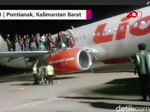 Video Penumpang Lion Berlompatan dari Sayap karena Candaan Bom Video Penumpang Lion Berlompatan dari Sayap karena Candaan Bom