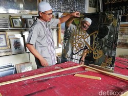 Pesanan Naik 30 Persen, Pengrajin Kaligrafi Sumringah di Bulan Suci