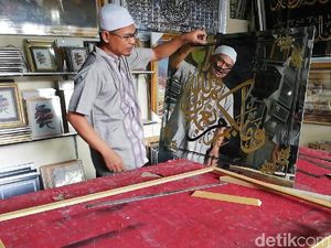 Pesanan Naik 30 Persen, Pengrajin Kaligrafi Sumringah di Bulan Suci Pesanan Naik 30 Persen, Pengrajin Kaligrafi Sumringah di Bulan Suci