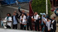 Selama dalam perjalanan para pemain Real Madrid bersorak dan beberapa memutar-mutar syal ke udara. (Foto: Sergio Perez/Reuters)