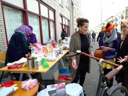 Muslimah di Den Haag Ini Lelang Barang untuk Renovasi Masjid
