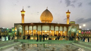 Foto: Masjid Penuh Kaca yang Cantik Banget di Iran