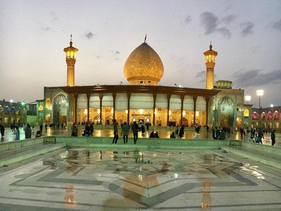 Foto: Masjid Penuh Kaca yang Cantik Banget di Iran