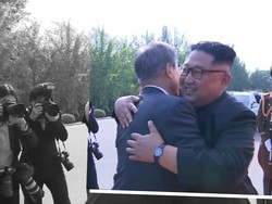 Pelukan Hangat Kim Jong-un dan Moon Jae-in