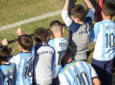 Ramai-ramai Menonton Latihan Messi dkk