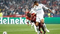 Raphael Varane (bek, Real Madrid). Rekan Ramos di sektor bek tengah ini juga luar biasa dengan caranya sendiri. (Foto: Kai Pfaffenbach/Reuters)
