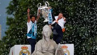 Marcelo dan Sergio Ramos duduk di salah satu patung yang ada di Plaza de Cibeles. (Foto: Paul Hanna/Reuters)