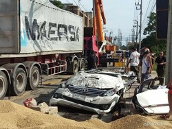 Tertimpa Truk Kontainer, Fortuner Jadi Gepeng