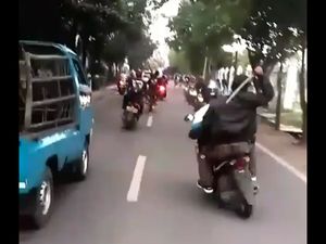 Pria Geng Motor Acungkan Golok Teridentifikasi Polisi