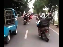 Teror Geng Motor Acungkan Golok di Bandung