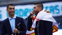 Cristiano Ronaldo dan Sergio Ramos mengambil microphone. Foto: Gonzalo Arroyo Moreno/Getty Images