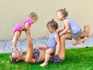 Gaya Kompak Ibu dan 3 Buah Hatinya, Ikut Senang Melihatnya