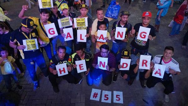 Ramai-ramai Dukung Aksi Pebalap Galang di Inggris