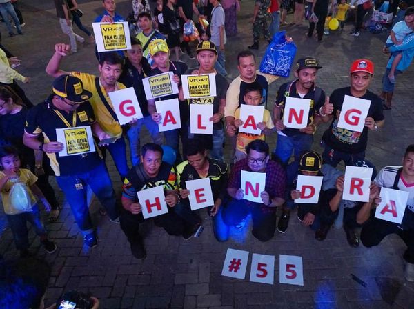 Ramai-ramai Dukung Aksi Pebalap Galang di Inggris