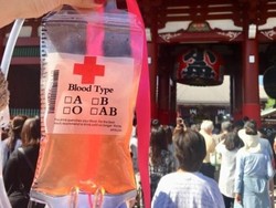 Di Festival Jepang, Jus Ini Ditaruh dalam Kantung Darah yang Unik