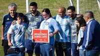 Sejumlah fans mendapatkan kesempatan untuk berfoto bersama Messi dan Aguero. Foto: Marcelo Endelli/Getty Images