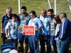 Sejumlah fans mendapatkan kesempatan untuk berfoto bersama Messi dan Aguero. Foto: Marcelo Endelli/Getty Images