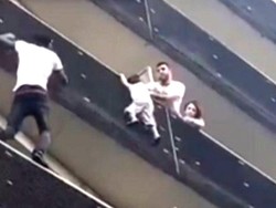 Viral, Spiderman Panjat Gedung dan Selamatkan Bocah di Paris